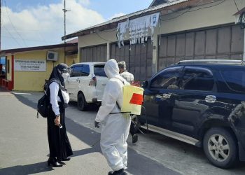 Cegah Penyebaran Covid-19, Bhabinkamtibmas Kel.Tanjungpnang Kota Lakukan Penyemprotan Cairan Disinfektan Rumah Warga