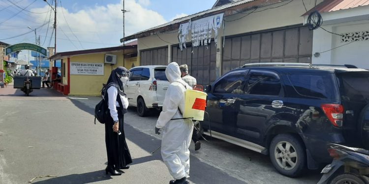 Cegah Penyebaran Covid-19, Bhabinkamtibmas Kel.Tanjungpnang Kota Lakukan Penyemprotan Cairan Disinfektan Rumah Warga