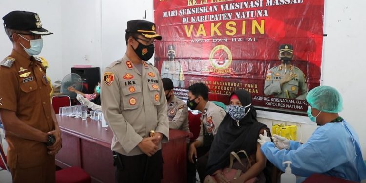 Ciptakan Rasa Aman, Kapolres Natuna Tinjau Pelaksanaan Vaksinasi