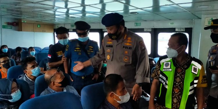 Ditpolairud Polda Kepri Beri Himbauan Prokes 5M di Beberapa Pelabuhan Domestik di Provinsi Kepri