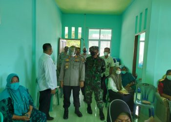 Kapolres Bersama Danlanal Tinjau Langsung Vaksinasi Covid-19 di Desa Pesisir Timur
