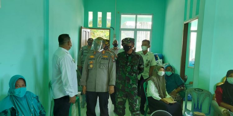 Kapolres Bersama Danlanal Tinjau Langsung Vaksinasi Covid-19 di Desa Pesisir Timur