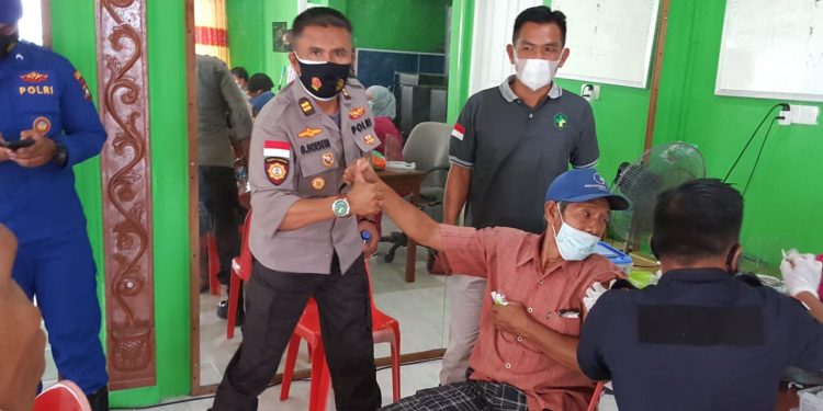 Kapolres Kepulauan Anambas di dampingi Kapolsek Siantan Tinjau kegiatan Vaksinasi jangkau pulau ( Nasi Kapau), dibalai seni Desa Tarempa Barat Kec. Siantan