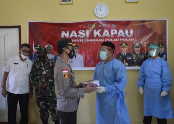 Kapolres Natuna Berikan Tambahan Vitamin Kepada Petugas Vaksinator Yang Membantu Kegiatan Vaksinasi