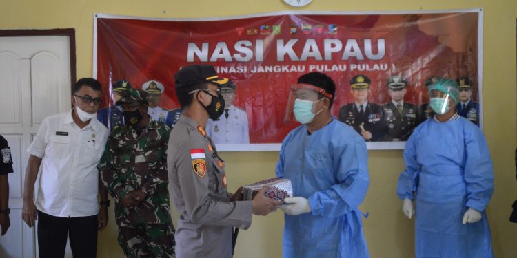 Kapolres Natuna Berikan Tambahan Vitamin Kepada Petugas Vaksinator Yang Membantu Kegiatan Vaksinasi