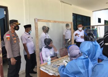 Kapolres Natuna Dampingi Wakil Bupati Natuna Laksanakan Peninjauan Puskesmas dan Posko PPKM Skala Mikro