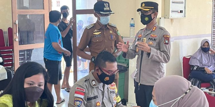 Kapolres Natuna Laksanakan Monitoring Serta Peninjauan Pengamanan Pelaksanaan Vaksinasi