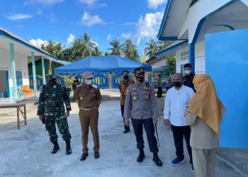 Kapolres Natuna Turut Dampingi Buppati Natuna Beserta Rombongan dalam Rangka Peninjauan Vaksinasi di Kecamatan Midai
