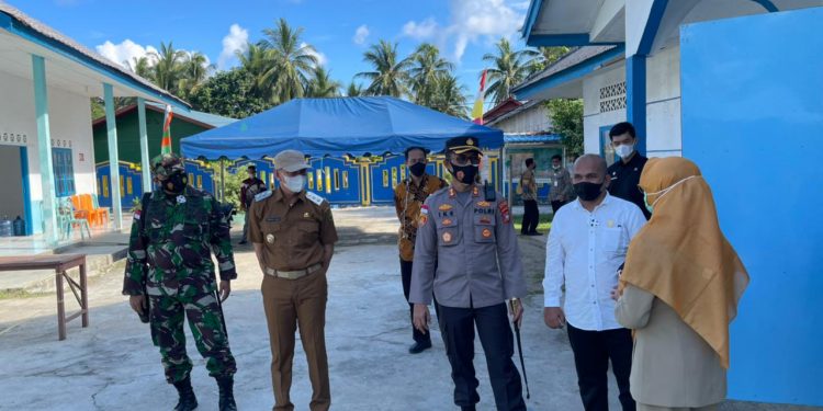 Kapolres Natuna Turut Dampingi Buppati Natuna Beserta Rombongan dalam Rangka Peninjauan Vaksinasi di Kecamatan Midai