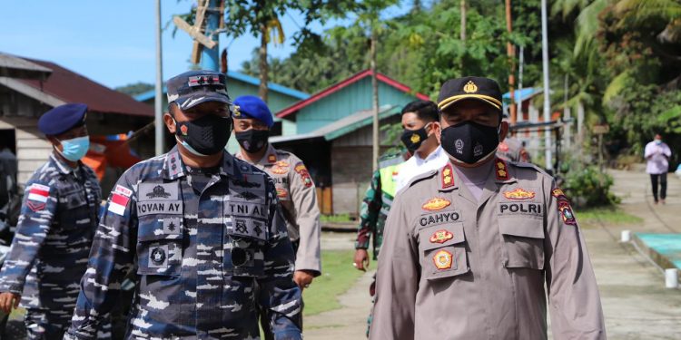 Menyeberangi Laut, Kapolres Kepulauan Anambas bersama DanLanal Tarempa Letkol Laut, Kunjungi Pulau Bayat