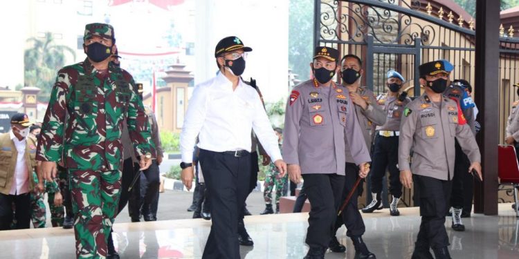 Panglima TNI, Kapolri dan Menkes, Tinjau Vaksinasi Massal Jelang HUT Bhayangkara
