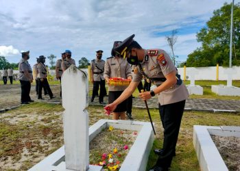 Peringati Hari Bhayangkara Ke-75, Polres Natuna Ziarah Ke Makam Pahlawan dan Tabur Bunga