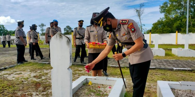 Peringati Hari Bhayangkara Ke-75, Polres Natuna Ziarah Ke Makam Pahlawan dan Tabur Bunga