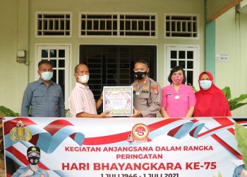 Peringati HUT Bhayangkara ke- 75 Kapolres Tanjungpinang Bersama Ketua Bhayangkari Anjangsana Kepada Purnawirawan Polri