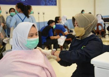 Polda Kepri Kembali Laksanakan Vaksinasi Massal pada 1.100 Pekerja di Kawasan Industri Muka Kuning