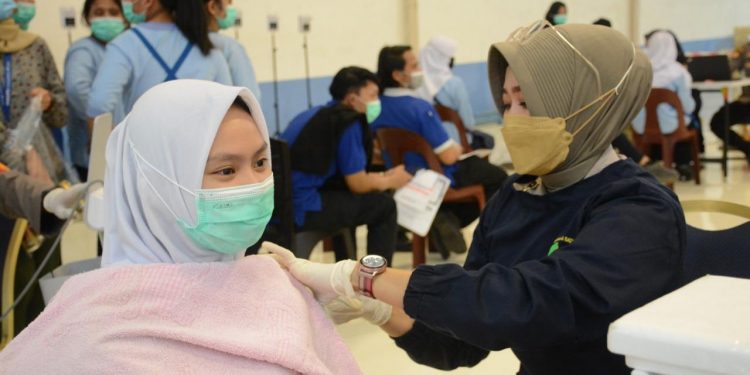 Polda Kepri Kembali Laksanakan Vaksinasi Massal pada 1.100 Pekerja di Kawasan Industri Muka Kuning