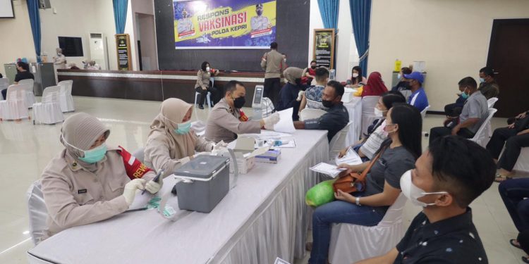 Polda Kepri Kembali Laksanakan Vaksinasi Massal pada Masyarakat