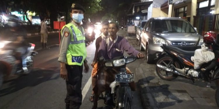 Polsek Semampir Gelar Operasi Penertiban Masker Untuk Tekan Penyebaran Covid-19