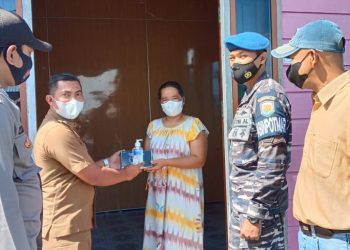 Polsek Siantan Bersama Kades Batu Belah Bagi Handsanitaizer dan Masker