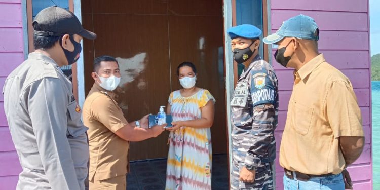 Polsek Siantan Bersama Kades Batu Belah Bagi Handsanitaizer dan Masker