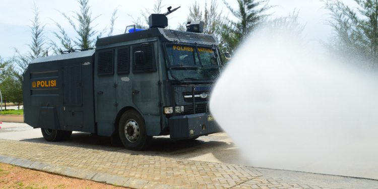 Rantis AWC Polres Natuna Lakukan Penyemprotan Disinfektan Guna Cegah Penularan Covid 19