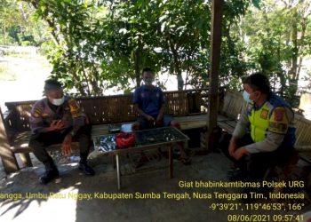 Sambangi Warga, Bhabinkamtibmas Memberikan Himbauan Terkait Covid 19