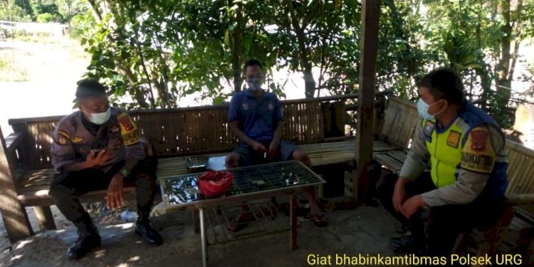 Sambangi Warga, Bhabinkamtibmas Memberikan Himbauan Terkait Covid 19