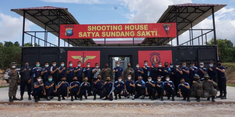Satbrimob Polda Kepri Berikan Pembekalan dan Latihan Menembak Kepada Petugas Rutan Kelas II Batam