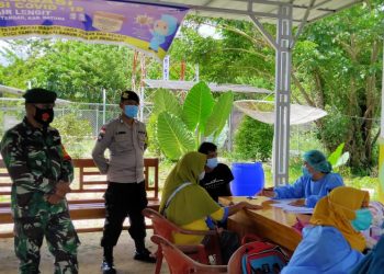 Sinergitas Bhabinkamtibmas Dan Bhabinsa Dalam Pengamanan Vaksinasi Di Ujung Utara Indonesia