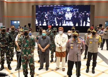 Tinjau Vaksinasi Massal di Bandung, Panglima TNI dan Kapolri Minta Warga Tetap Disiplin Prokes