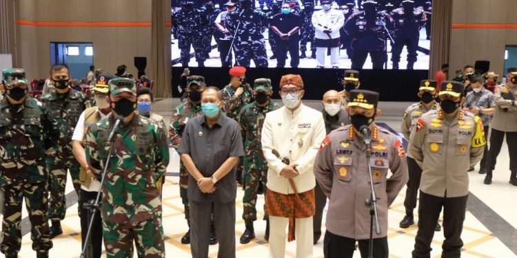 Tinjau Vaksinasi Massal di Bandung, Panglima TNI dan Kapolri Minta Warga Tetap Disiplin Prokes