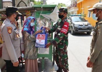 PPKM Darurat Diperpanjang, TNI-Polri Terus Sebarkan Baksos Sembako di Gresik