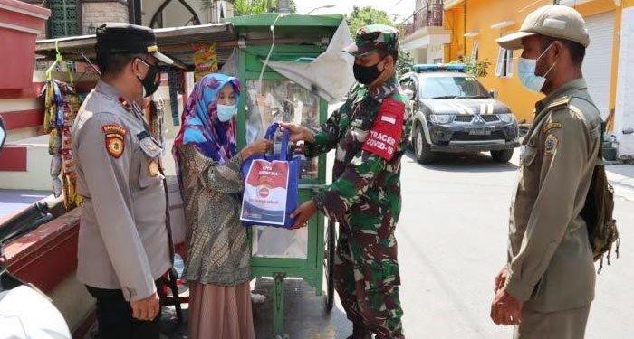 PPKM Darurat Diperpanjang, TNI-Polri Terus Sebarkan Baksos Sembako di Gresik
