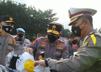 Gunakan 100 kendaraan operasional, Polisi Lalu Lintas bagikan sembako