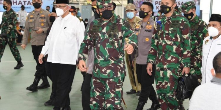 Panglima TNI tinjau vaksinasi COVID-19 di kampus dan pesantren Jakarta