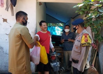 Polri Peduli, Satbrimob Polda Jabar Kembali Bagikan Paket Sembako Kepada Warga Terdampak Covid 19
