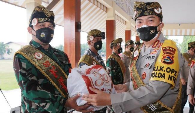 Alumni Akpol 91 Bagi Sembako ke Masyarakat