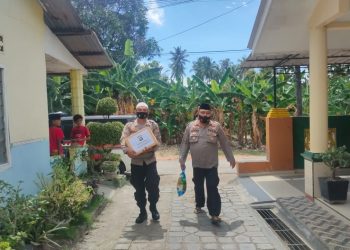 Baksos Kapolres Karimun Memberikan Santunan kepada Masyarakat yang Terdampak Covid-19