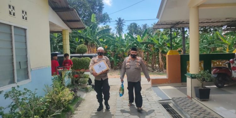 Baksos Kapolres Karimun Memberikan Santunan kepada Masyarakat yang Terdampak Covid-19