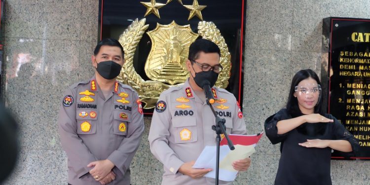 Berkas Lengkap, Polri Serahkan Bupati Nganjuk dan 6 TSK Lain ke Kejari Nganjuk