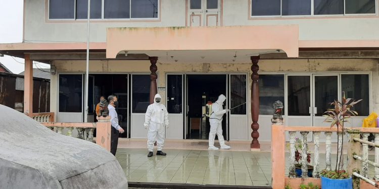 Ceagah Penyebaran Covid-19, Polsek Tanjungpinag Kota Lakukan Penyemprotan Cairan Disinfektan
