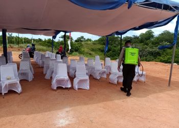 Dalam Rangka Kunjungan Gubernur Kepri, Sat Samapta Polres Natuna Laksanakan Penyemprotan Cairan Disenfektan