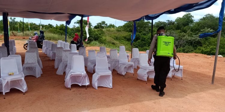 Dalam Rangka Kunjungan Gubernur Kepri, Sat Samapta Polres Natuna Laksanakan Penyemprotan Cairan Disenfektan
