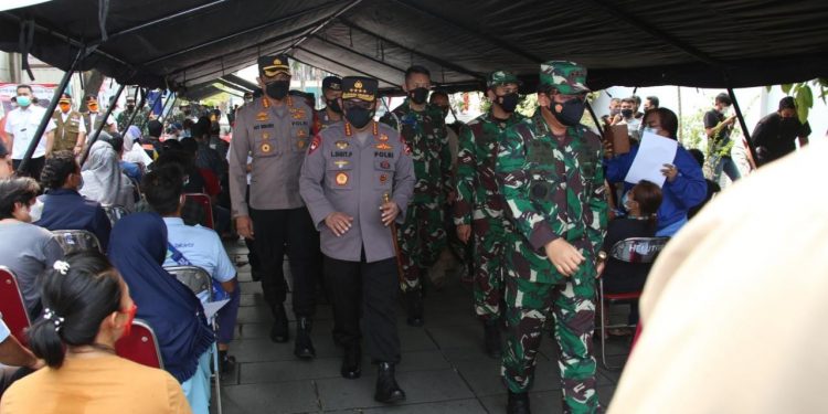 Gelar Vaksinasi Massal di Kota Tua, TNI-Polri Targetkan 2.000 Orang per Hari
