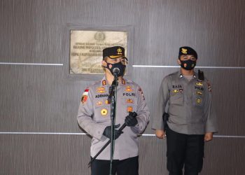 HUT Bhayangkara 75, Kapolres Karimun Berikan Penghargaan Kepada 22 Personel Berprestasi