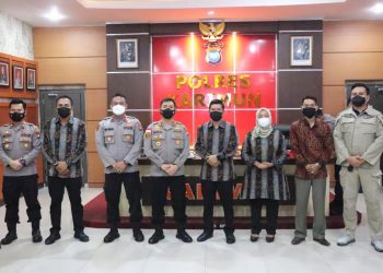 Kapolres Karimun Terima Penghargaan Dari Bawaslu Kab. Karimun