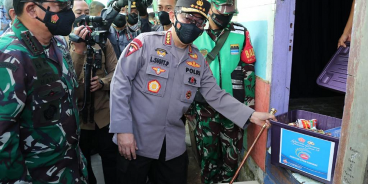 Kapolri Instruksikan Jajarannya Percepat Distribusi Bansos PPKM Darurat ke Warga