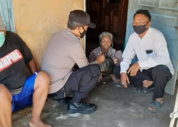 Anggota Polsek Bagikan Bansos Polri Peduli Dalam Rangka PPKM Level 4