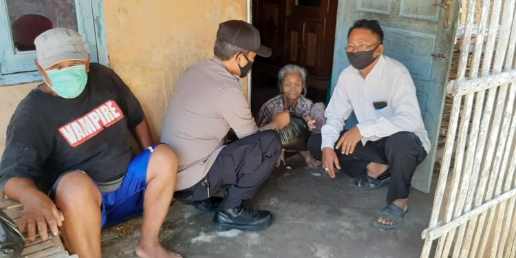 Anggota Polsek Bagikan Bansos Polri Peduli Dalam Rangka PPKM Level 4