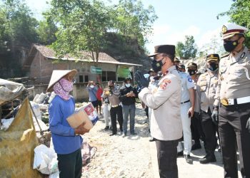 Korlantas Bagikan 500 Paket Sembako Kepada Pemulung Terdampak PPKM Level 4, Didoakan Panjang Umur dan Sehat Selalu